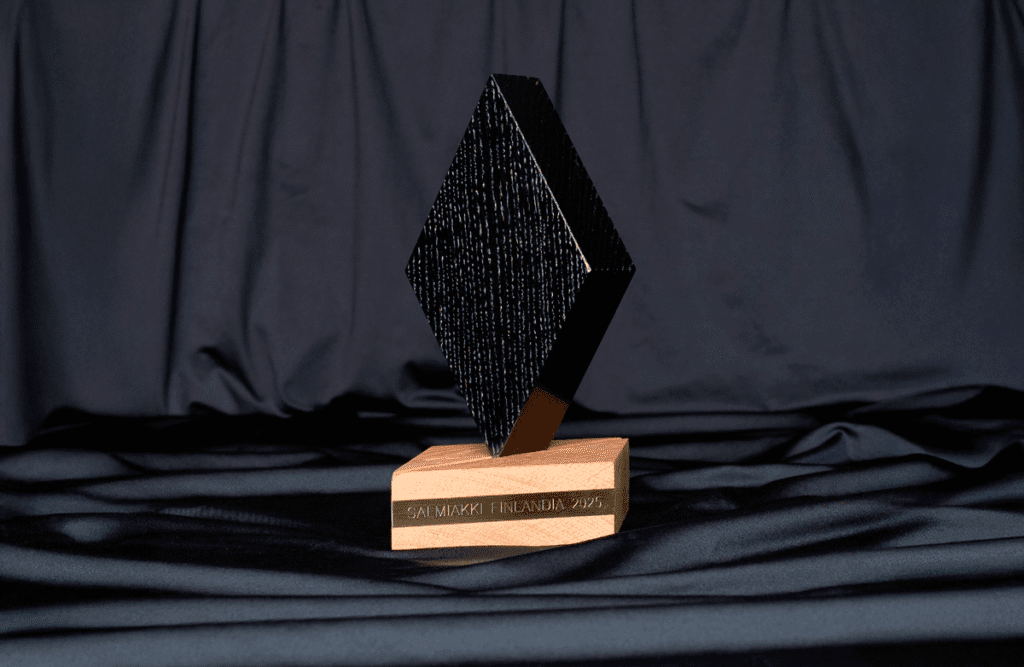 Salmiakin muotoinen Salmiakki Finlandia -pokaali