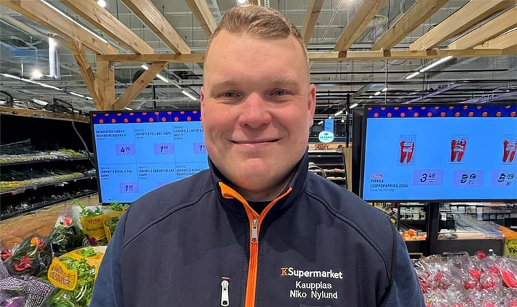 Kuvassa K-Supermaerket Löytiksen kauppias Niko Nylund