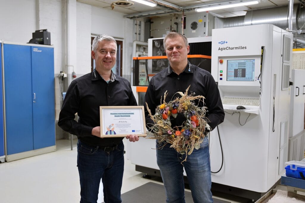 JR-Toolsin Pasi Rönn ja Veli-Matti Uusitalo voittamansa kiertotalouspalkinnon kanssa