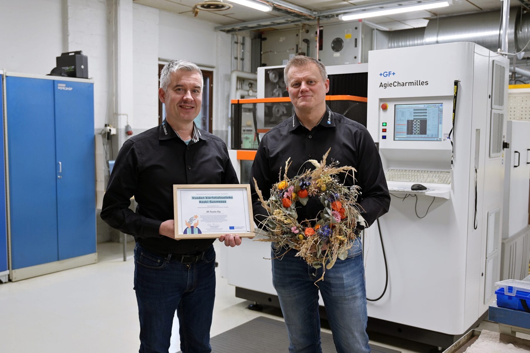 JR-Toolsin Pasi Rönn ja Veli-Matti Uusitalo voittamansa kiertotalouspalkinnon kanssa