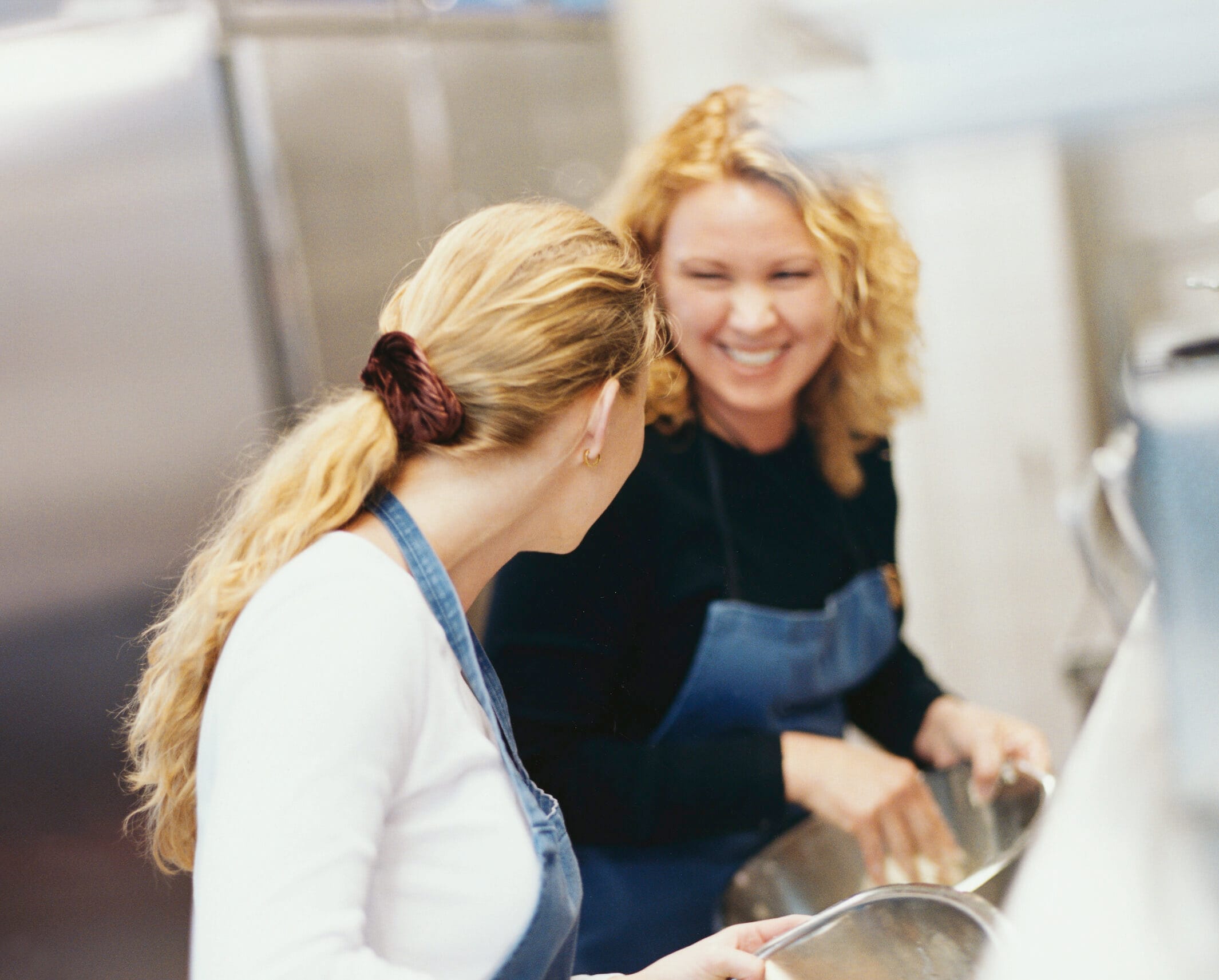 Naisia työntouhussa