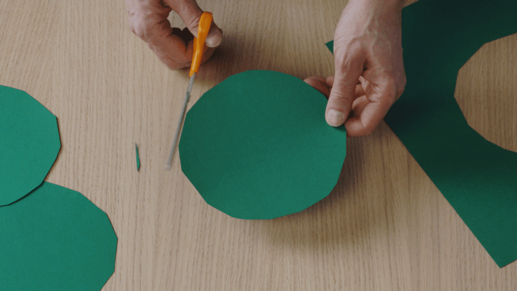 Sakset leikkaa ympyrän paperista